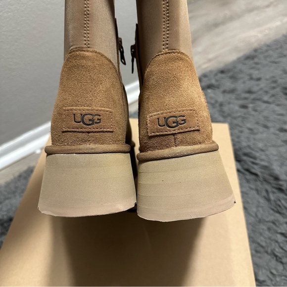 UGG Chestnut Platform Boot - Picture 3 of 10